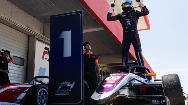 Tuñón, en el podium con el trofeo de campeón. | CEDIDA A LNE
