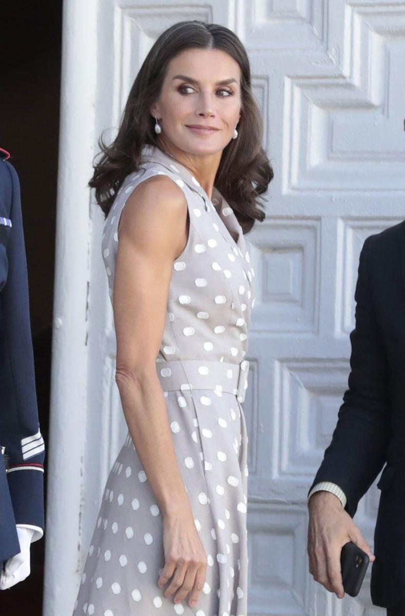La reina Letizia con vestido de lunares sin mangas