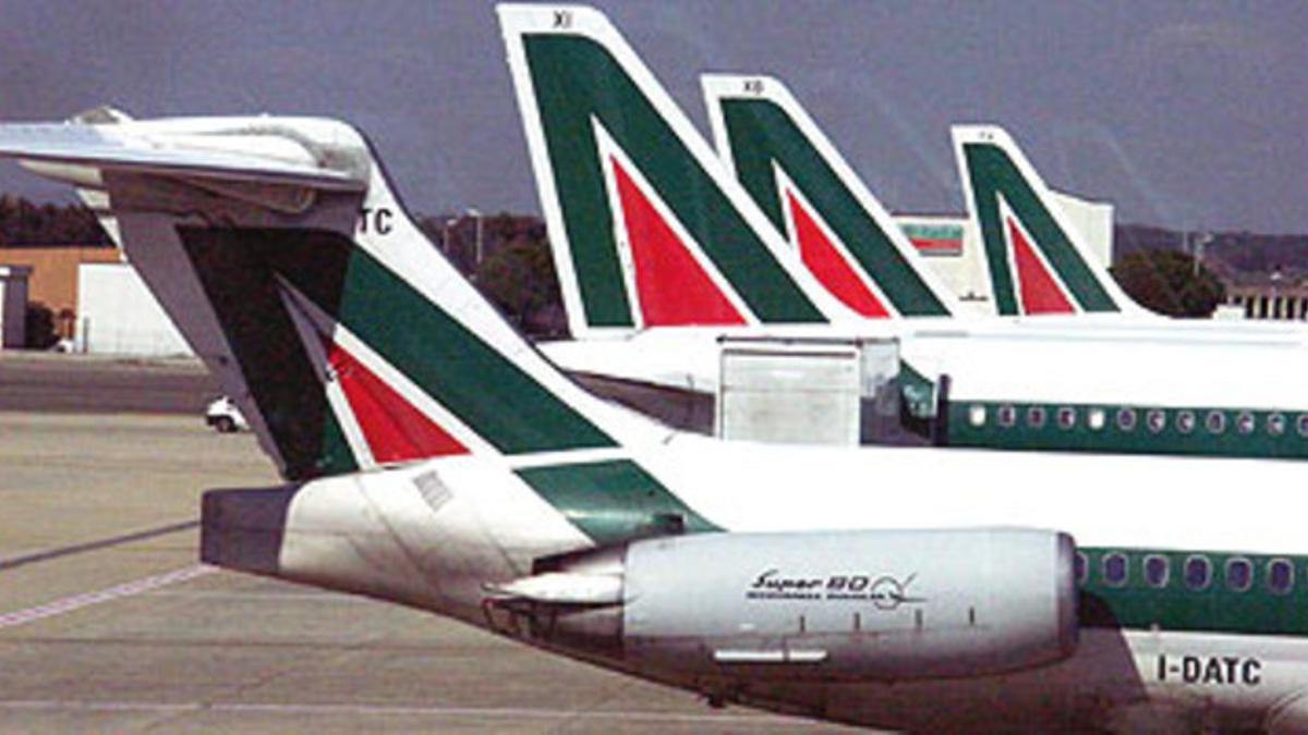 Aviones de Alitalia estacionados en el aeropuerto de Fiumicino, en Roma.