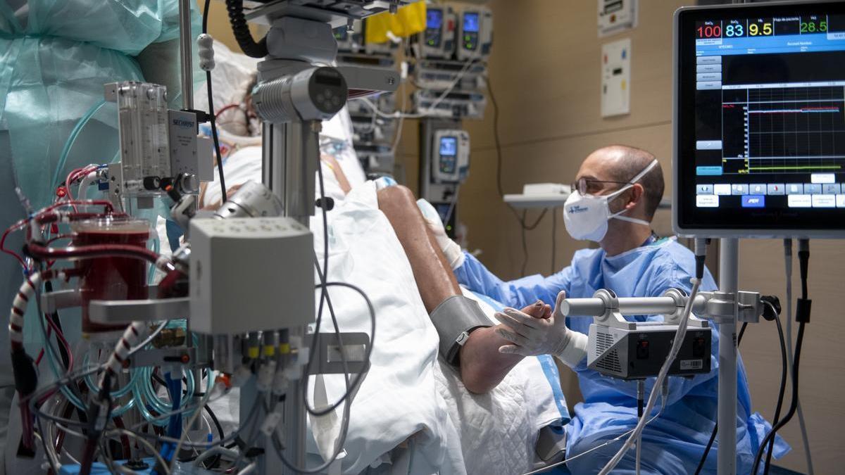 Un paciente de ECMO en la uci del Hospital Vall d’Hebron, el 8 de septiembre de 2021.