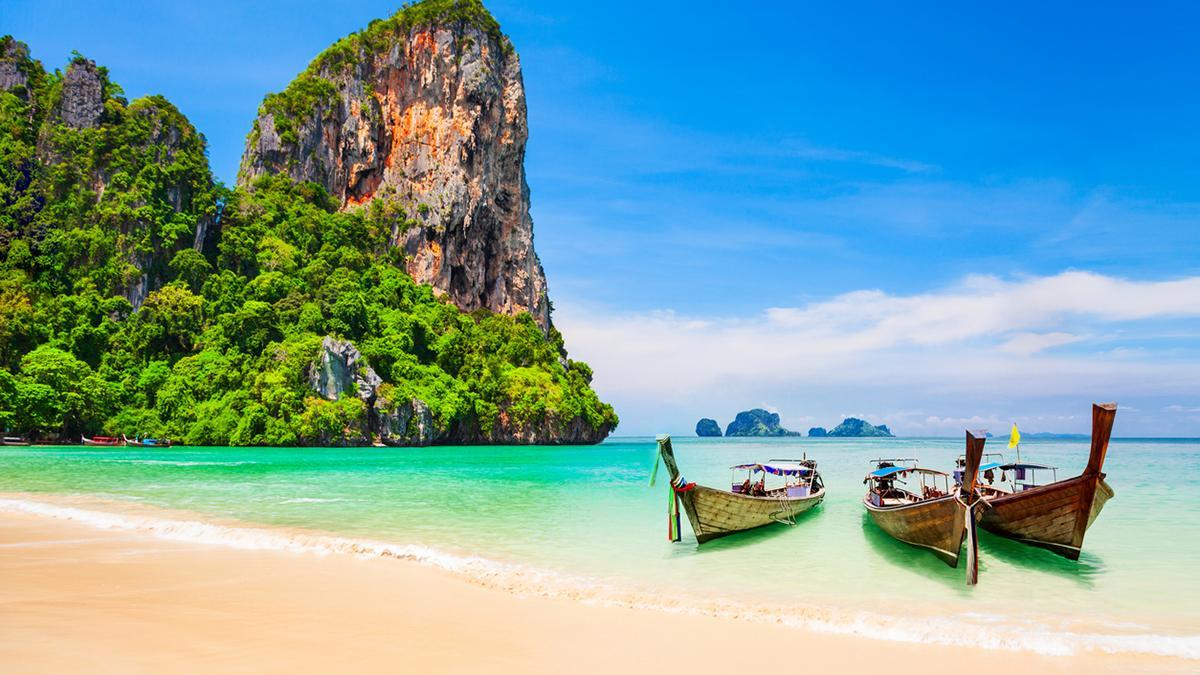 Railay Beach, en Krabi, resume el paisaje más espectacular del mar de Andamán: arena clara, barcas long tail y acantilados de piedra caliza.