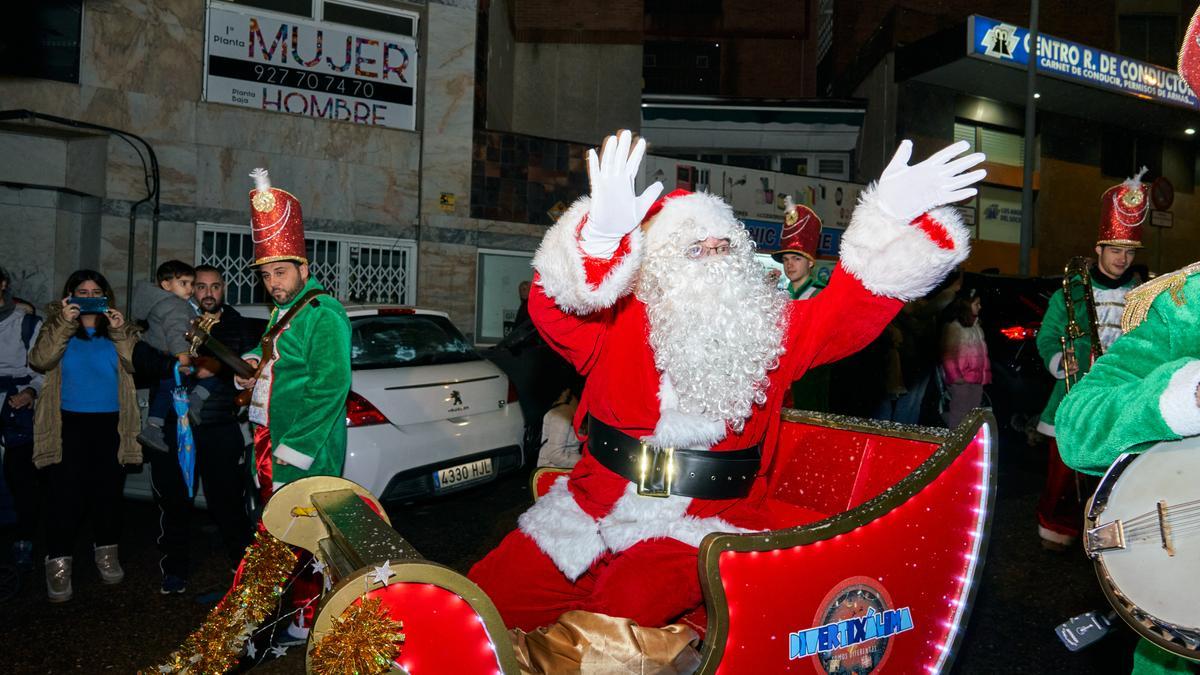 Una imagen del desfile de ayer por la tarde en Cáceres.