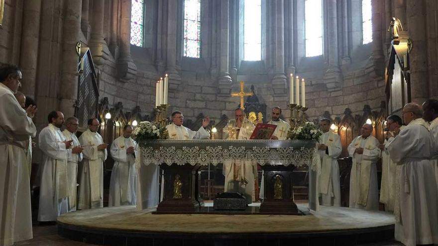 En el centro, Adolfo Mariño, Jesús Sanz y Alejandro González, rodeados por otros sacerdotes durante la misa que tuvo lugar en la basílica de Covadonga para la toma de posesión del primero como abad.