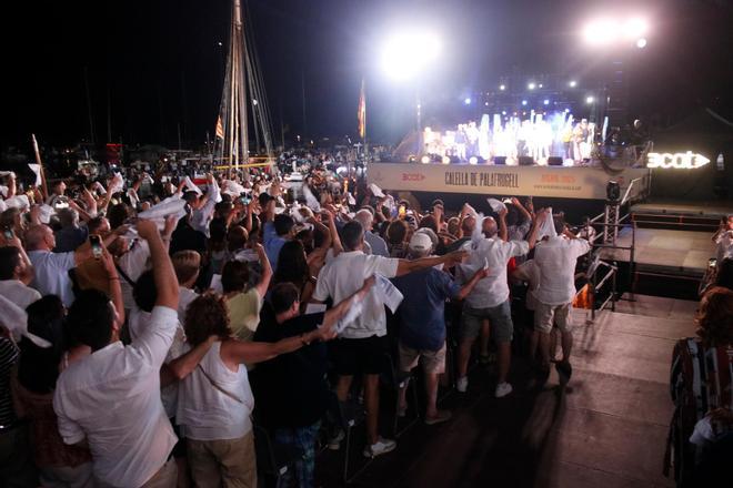 El públic canta ‘El meu avi’ després d’una xiulada, a Calella de Palafrugell