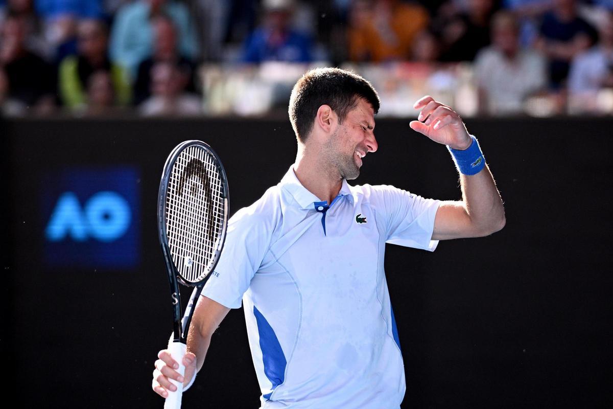 Novak Djokovic durante el partido contra Jannik Sinner de las semifinales del Open de Australia.