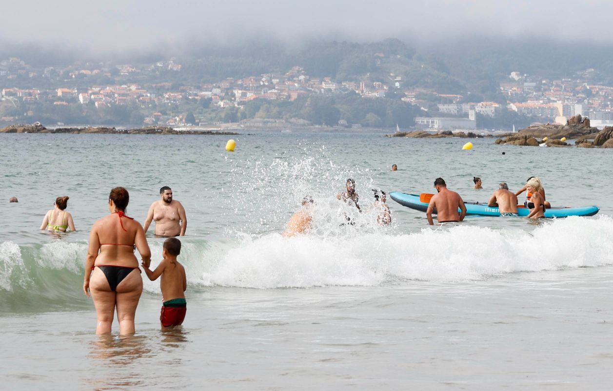 Playas abarrotadas en Vigo en un día bicolor