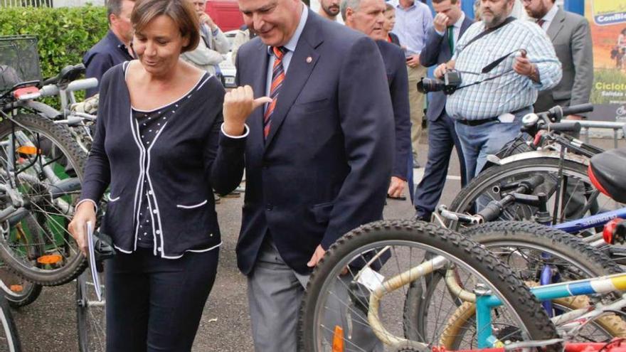 Carmen Moriyón charla con el presidente de la Cámara de Comercio, Félix Baragaño, en el aparcamiento para bicicletas del recinto ferial.