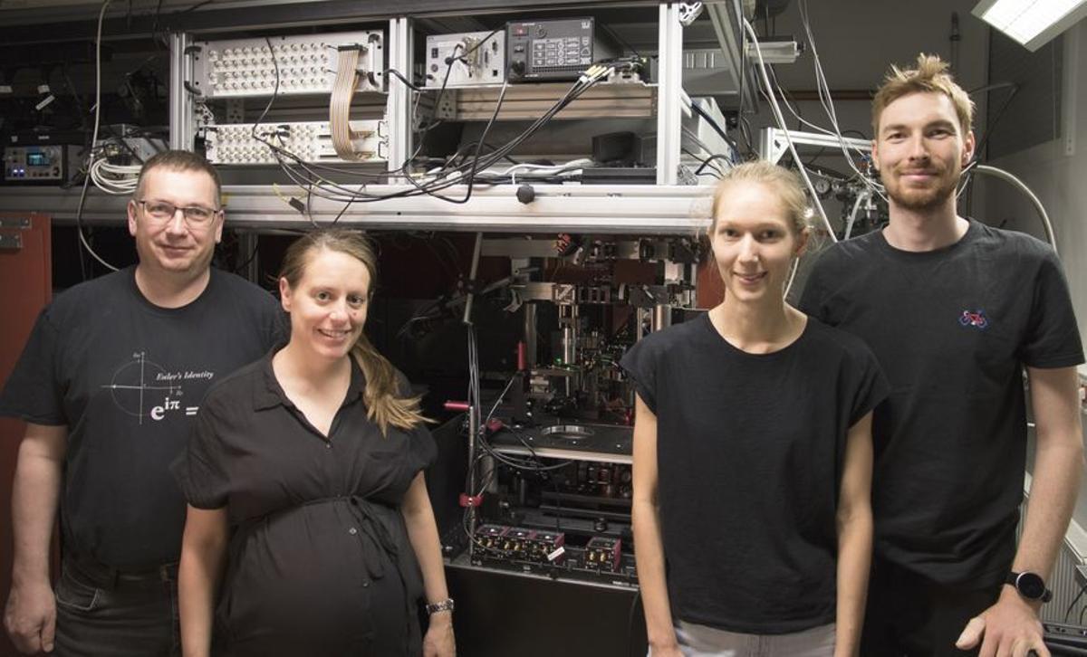 El equipo que ha desarrollado el método para detectar nanoplásticos (de izquierda a derecha): Helmut Hörner, Sarah M. Skoff, Ambika Shorny, Fritz Steiner.