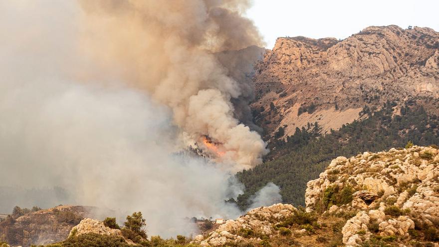 El primer gran incendio de la temporada amenaza a Xaló y Tàrbena