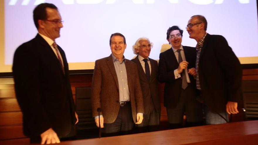 Ángel Rodal, Abel Caballero, Eduardo Vieira, Ignacio López-Chaves y Juan González, ayer, en la presentación de la prueba en Abanca. // A. Irago