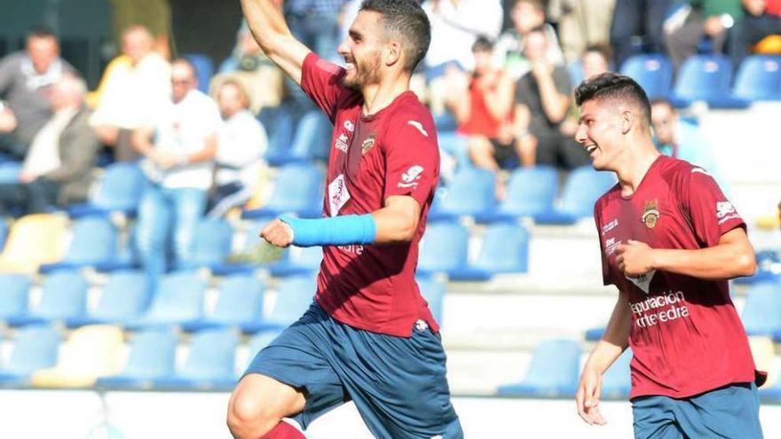 El central Dani Portela y el lateral Miguel Loureiro celebran el gol del primero ante el Izarra. // Rafa Vázquez