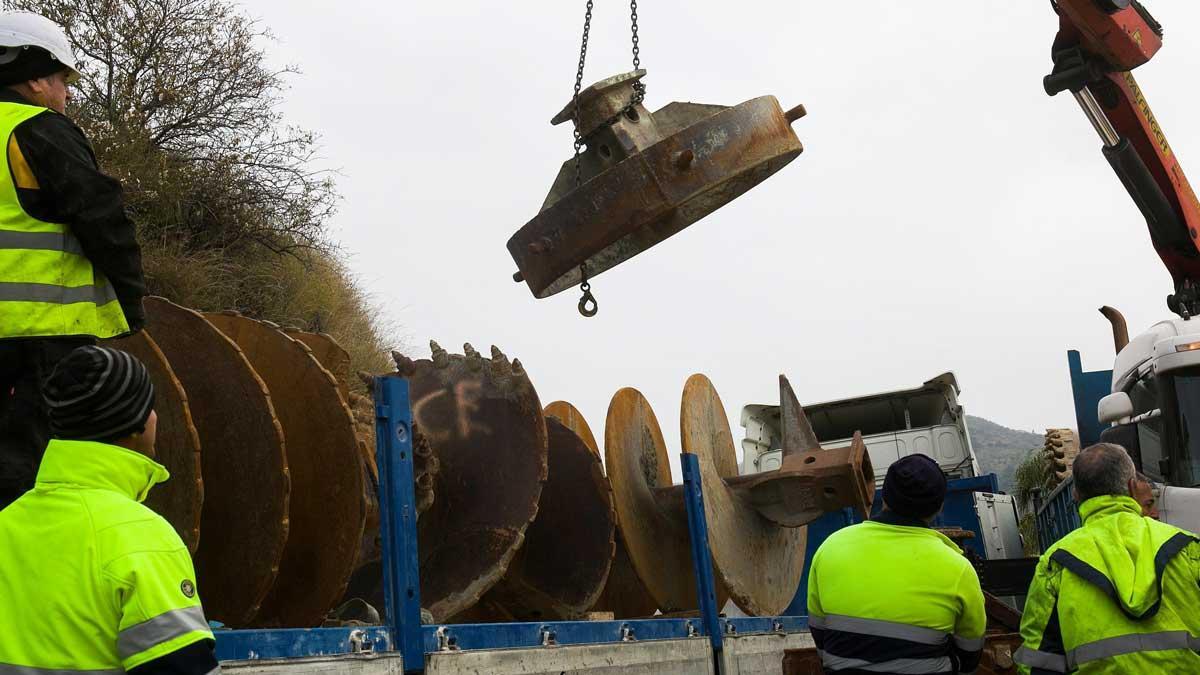 La lluvia no impide que continúen los trabajos de rescate de Julen en el pozo de Totalán (Málaga).