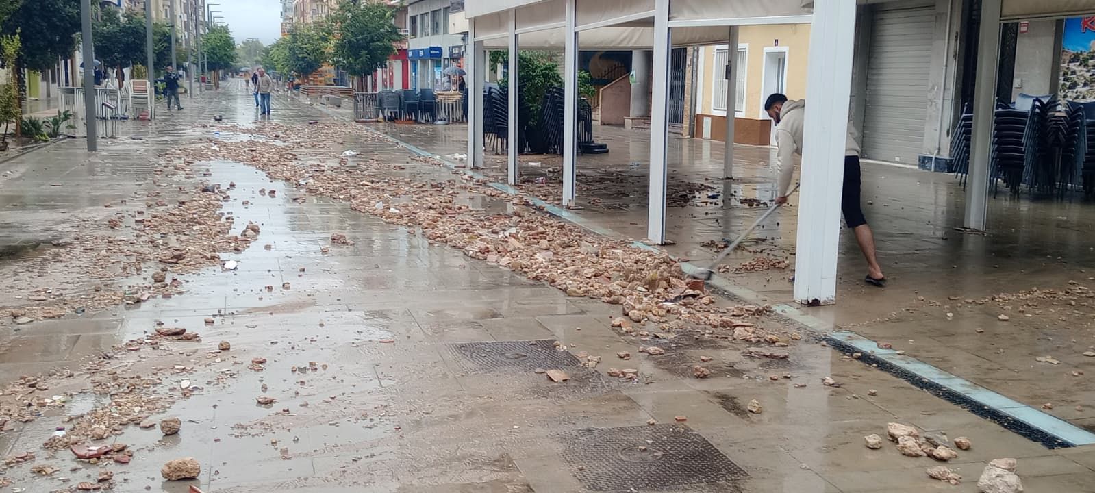 La tromba de agua caída en Cullera deja un sedimento de piedras sobre las calles