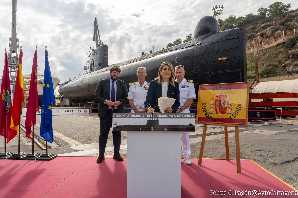 Acto de cesión del submarino Tonina.