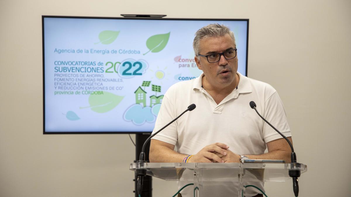 Víctor Montoro, presidente de la Agencia Provincial de la Energía, presenta la resolución de las subvenciones.