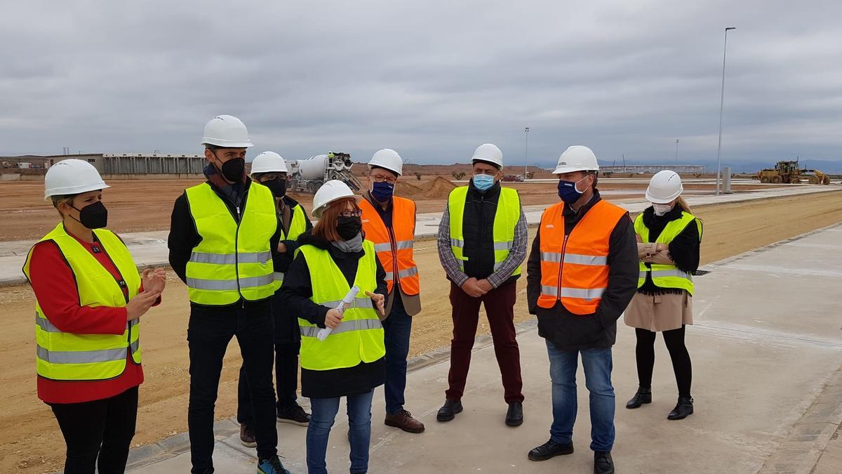 Obras de Bon Área en Épila durante la visita del consejero Soro.