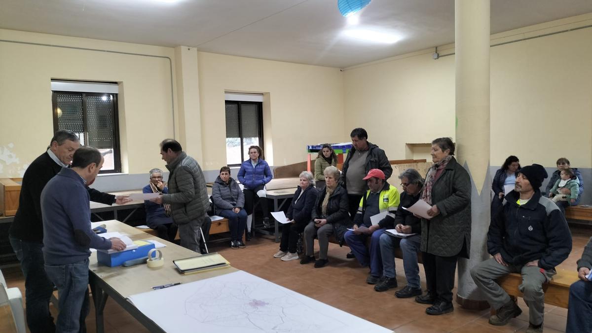 Propietarios y autoridades en una reunión sobre el proyecto de concentración