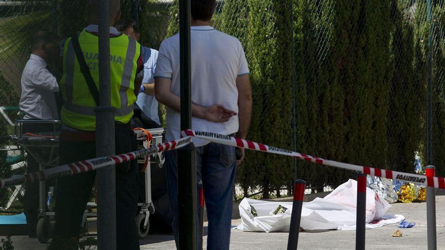 Agentes de la Guardia Civil y operarios de la funeraria, junto al cuerpo del hombre tiroteado en Mijas en 2015.