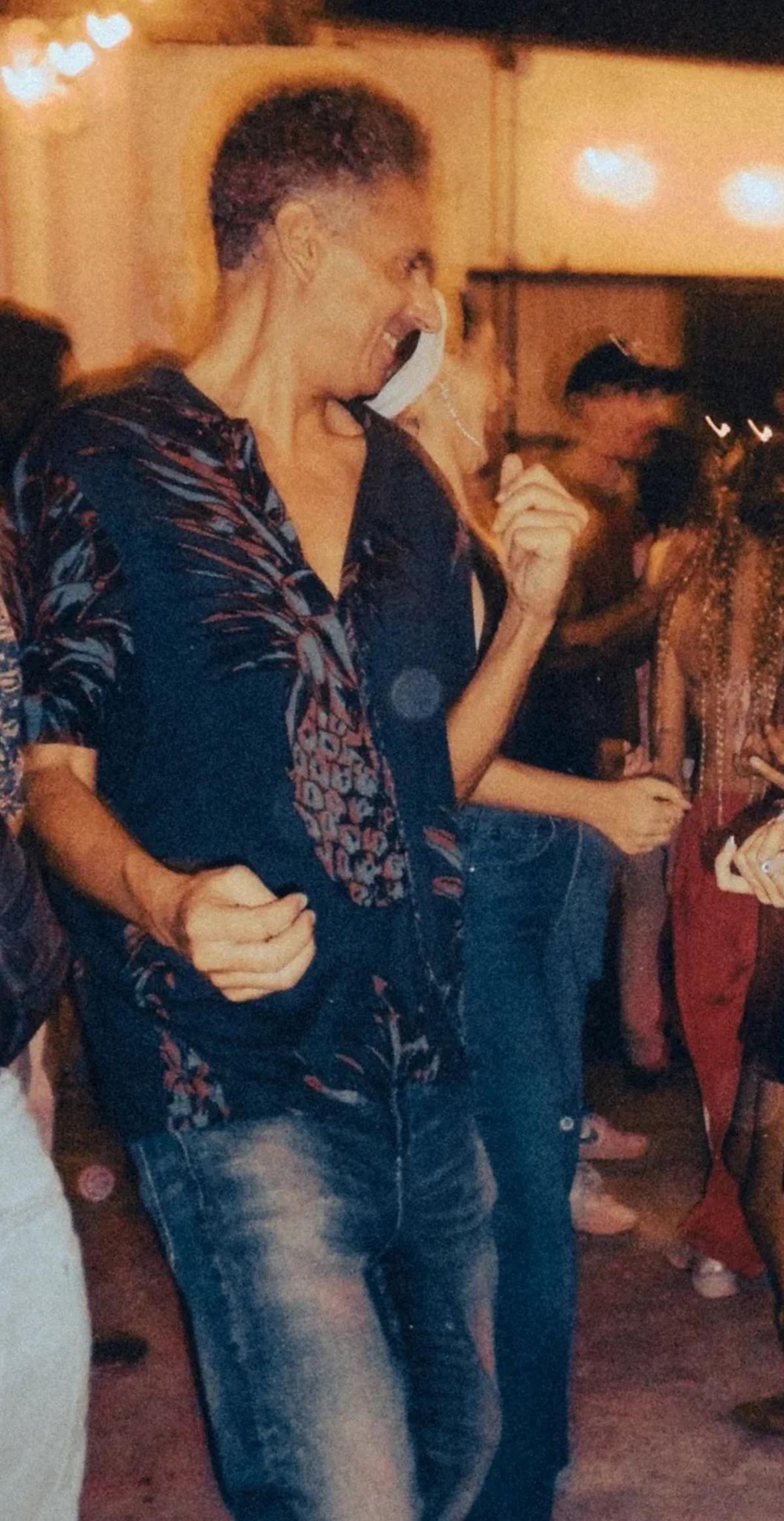 Martiño Ramos bailando en un local de La Habana conocido como La Azotea de las India