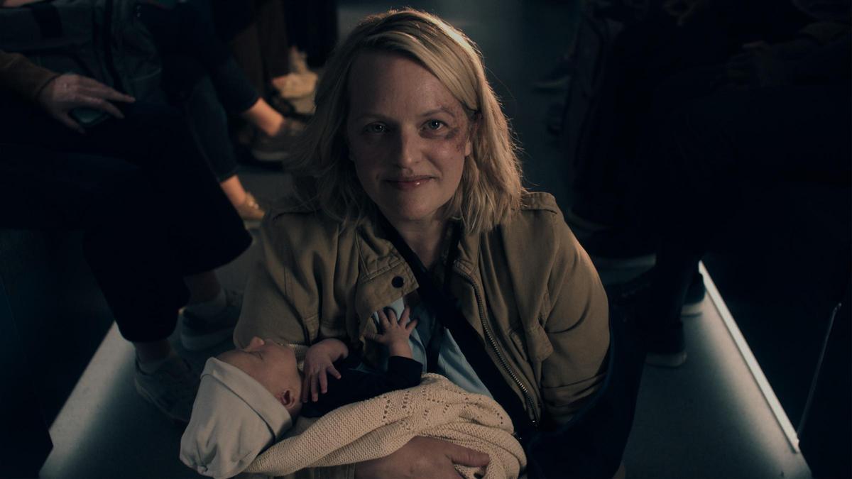 Elisabeth Moss (June) en una imagen promocional de 'El cuento de la criada'