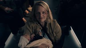 Elisabeth Moss (June) en una imagen promocional de El cuento de la criada