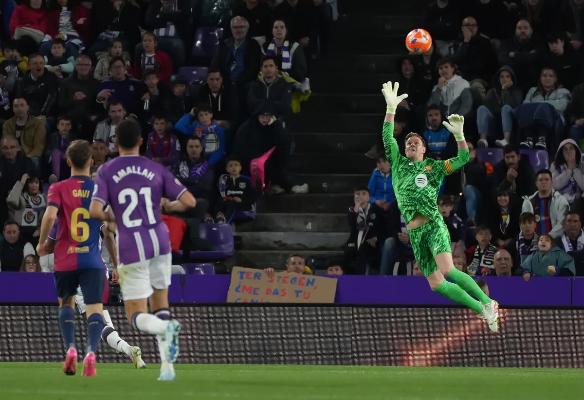 VALLADOLID, 03/05/2025.- El portero alemán del Barcelona Marc-André ter Stegen (d) durante el partido de LaLiga de fútbol que Real Valladolid y FC Barcelona disputan este sábado en el estadio José Zorrilla. EFE/R. García