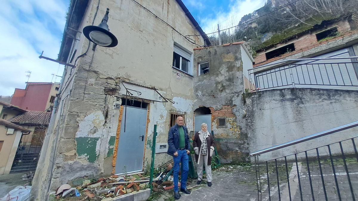 Manuel Prado y Alicia Peixoto, junto a la casa de la segunda, pendiente de rehabilitar.