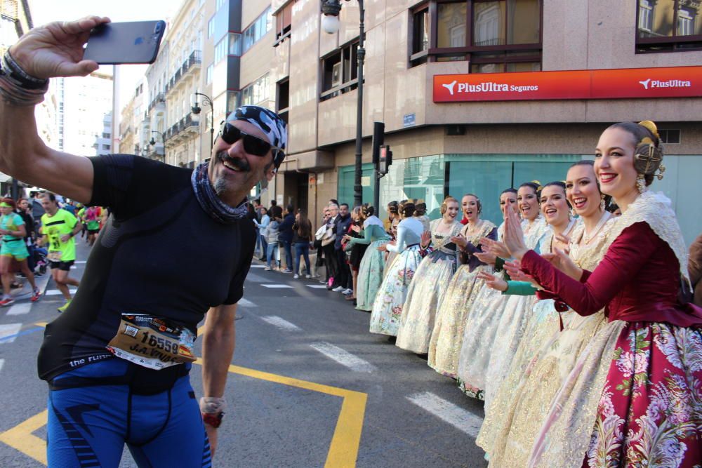 Falleras mayores, cortes de honor y comisiones, en el maratón