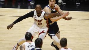 Adebayo, de los Heat, pelea con Porter, de Denver, en una acción del cuarto partido