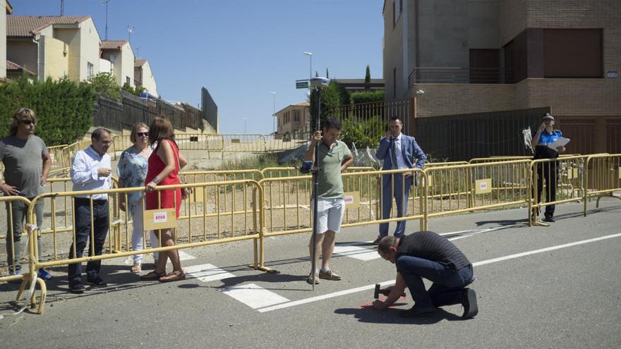 El ingeniero muncipal marcando el lugar por donde discurrira el nuevo vial en la calle Zafra