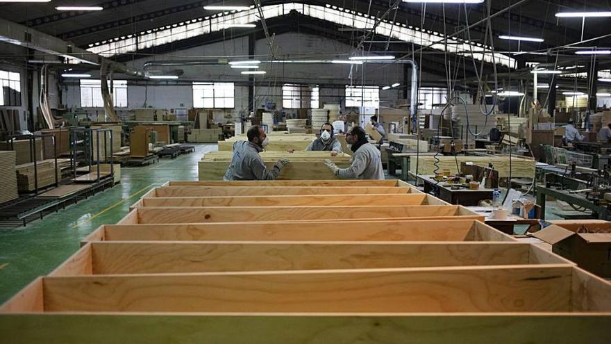 Empresa de arcas fúnebres de Xàtiva, que ha tenido que aumentar su producción.