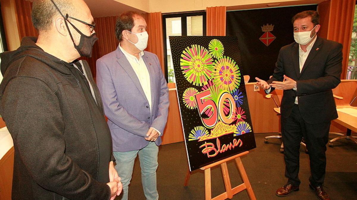L’artista, el regidor de cultura i l’alcalde de Blanes,  a la presentació del cartell del Concurs de Focs. | AJUNTAMENT DE BLANES