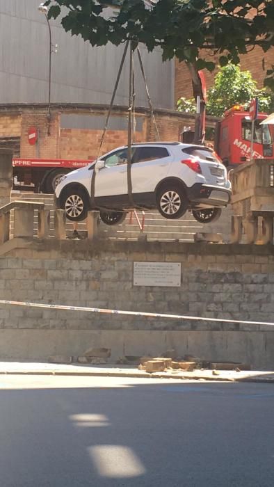 Un cotxe cau per les escales de la plaça Onze de Setembre