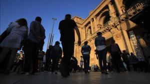 Público dirigiéndose al MNAC durante la Nit dels Museus del año pasado. 