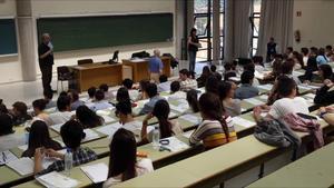 Estudiantes durante una prueba de selectividad en la Universidad de Oviedo, el pasado mes de junio.