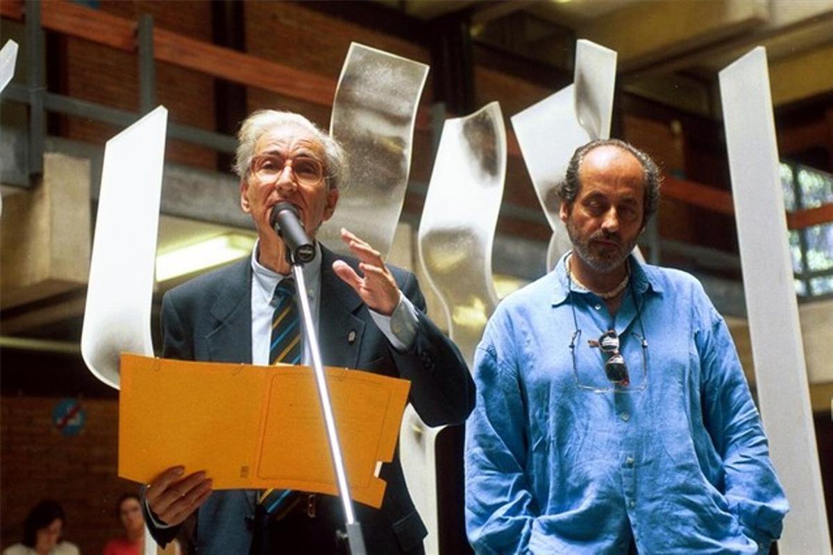 Imatge d’arxiu d’Enric Lluch (esquerra), en un homenatge al seu germà Ernest.