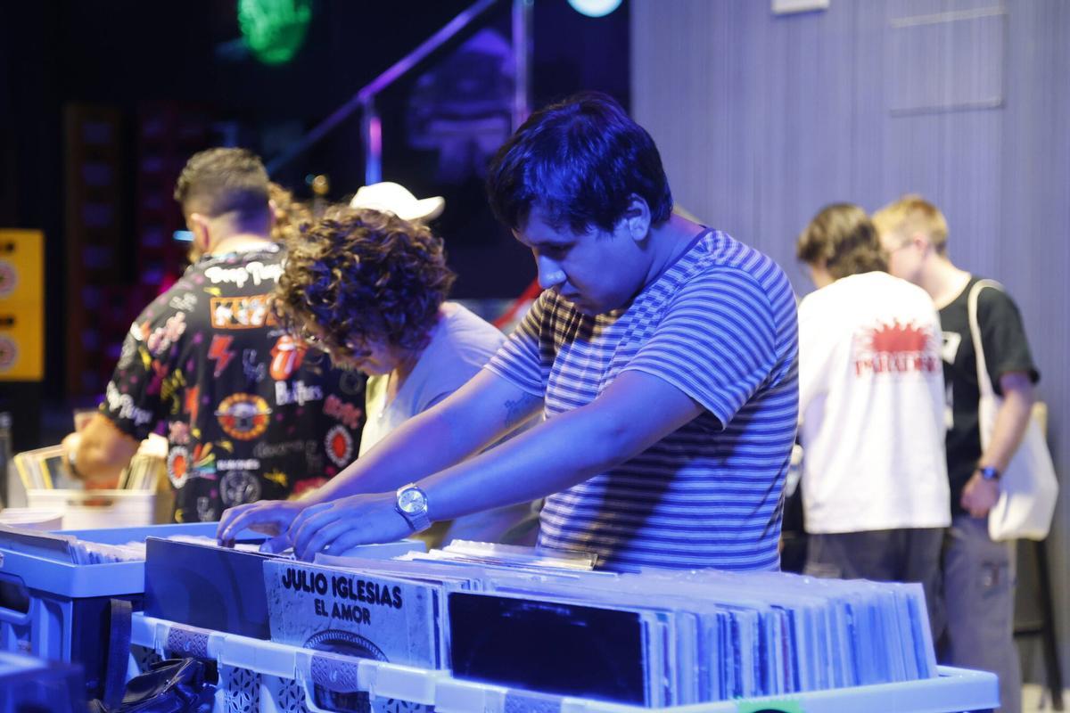 La Feria del Disco Nocturna, en imágenes