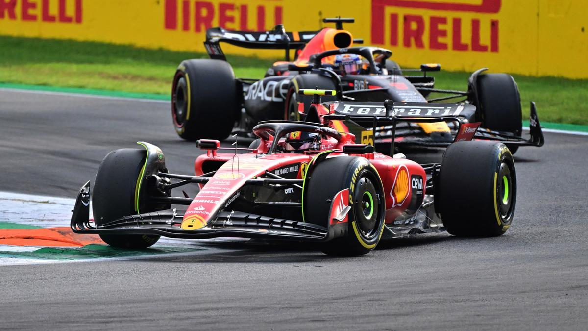 Carlos Sainz y Max Verstappen, en un lance del GP de Italia 2023.