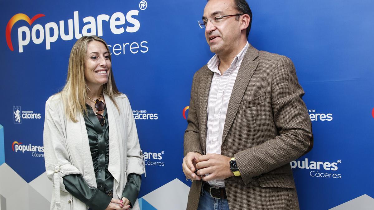 La concejala María Guardiola y el portavoz Rafael Mateos, este lunes, antes de iniciarse la rueda de prensa.