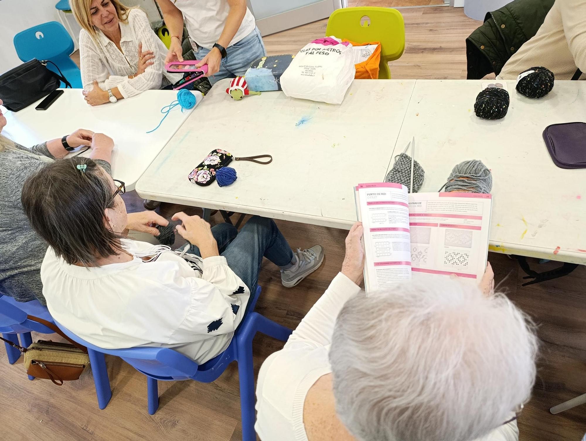 Entre lanas y patrones: así es el club de ganchillo de Soto de Llanera