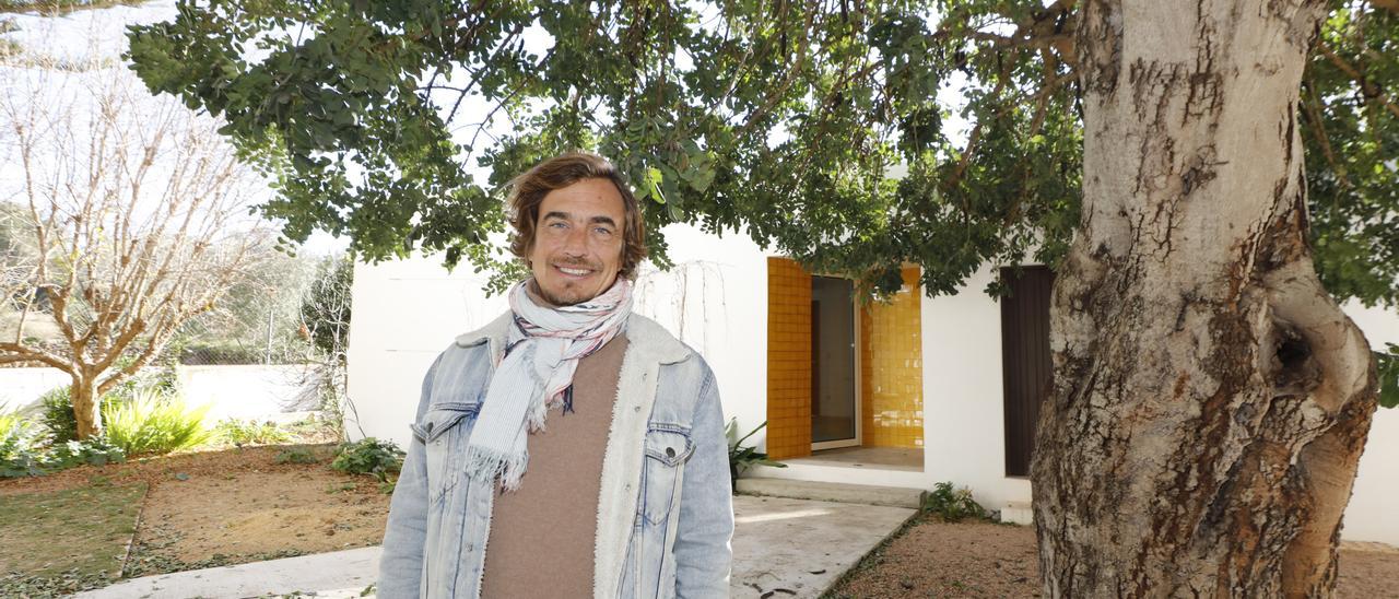 Olivier Bourdeaut, ayer, en el exterior del Estudi Tur Costa, en Jesús.