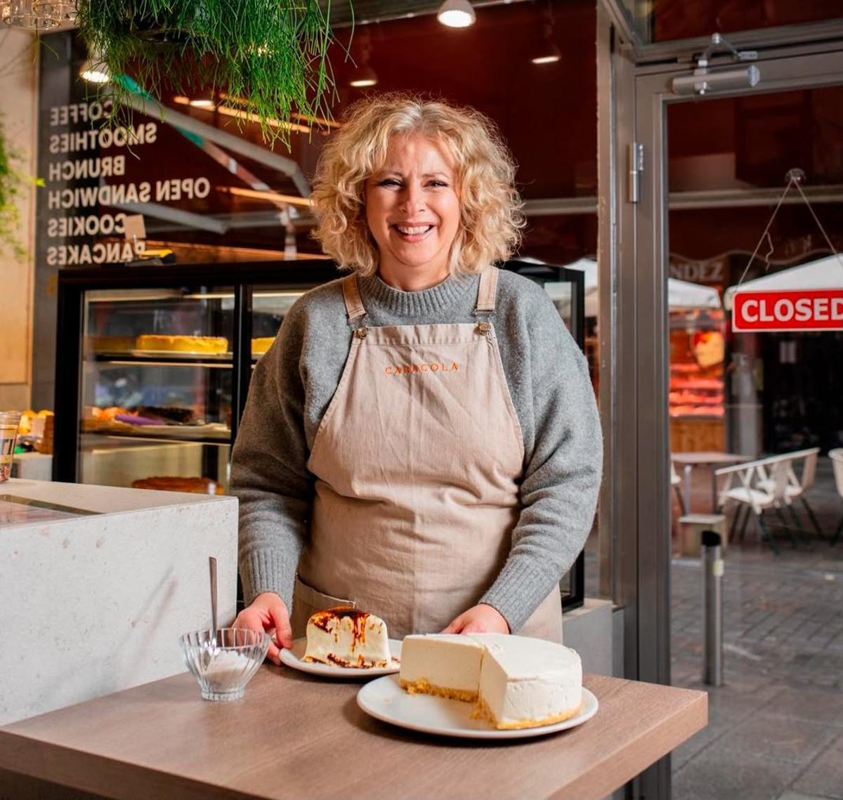 Esther Muñoz, fundadora de Caracola, la marca madrileña que ha convertido la tarta de queso en su gran seña de identidad.