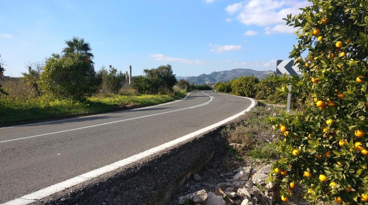 Una imagen de la carretera con un talud lateral en la curva
