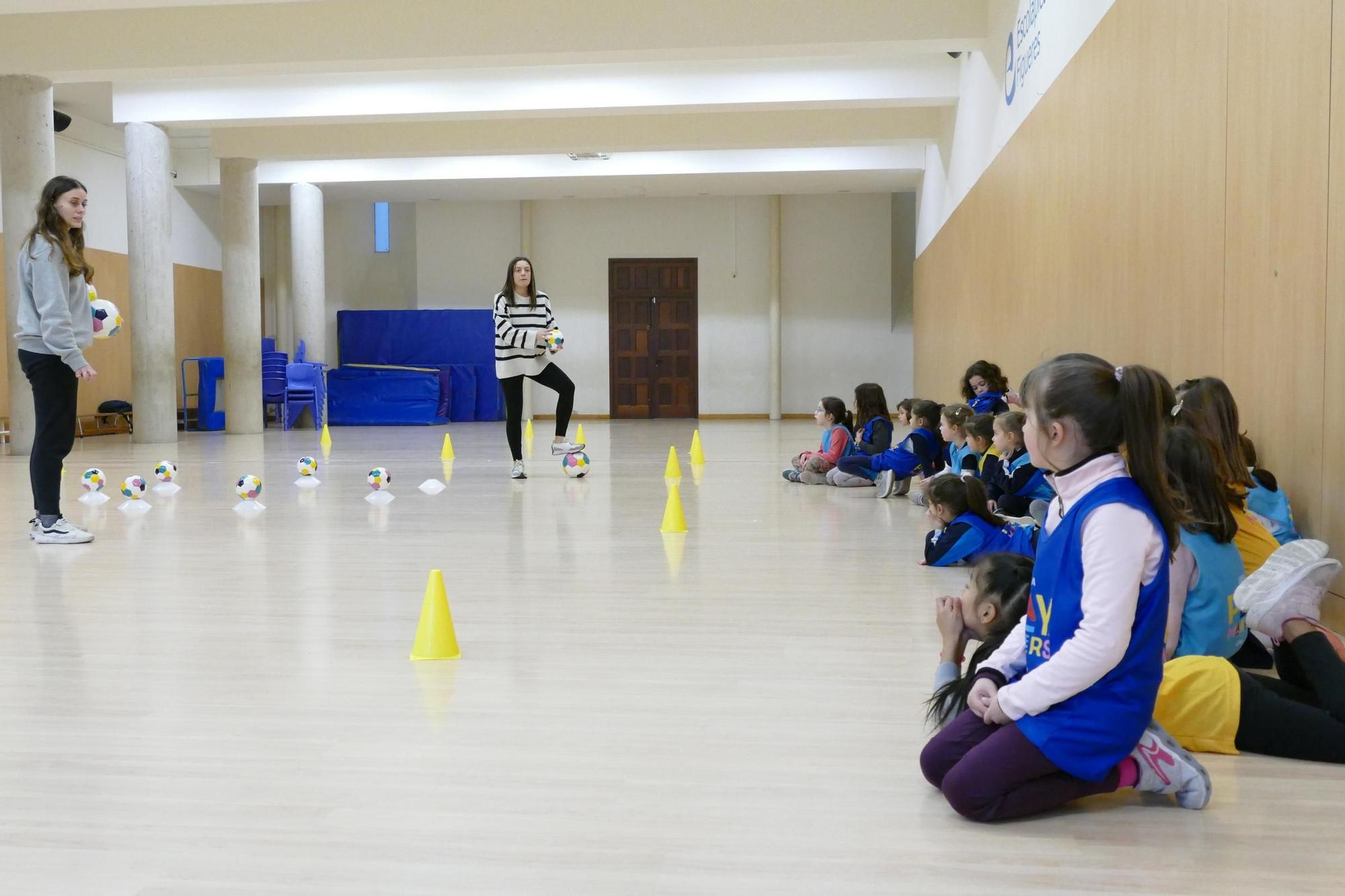 Escolàpies Figueres impulsa el futbol femení amb el projecte Playmakers de la UEFA i Disney