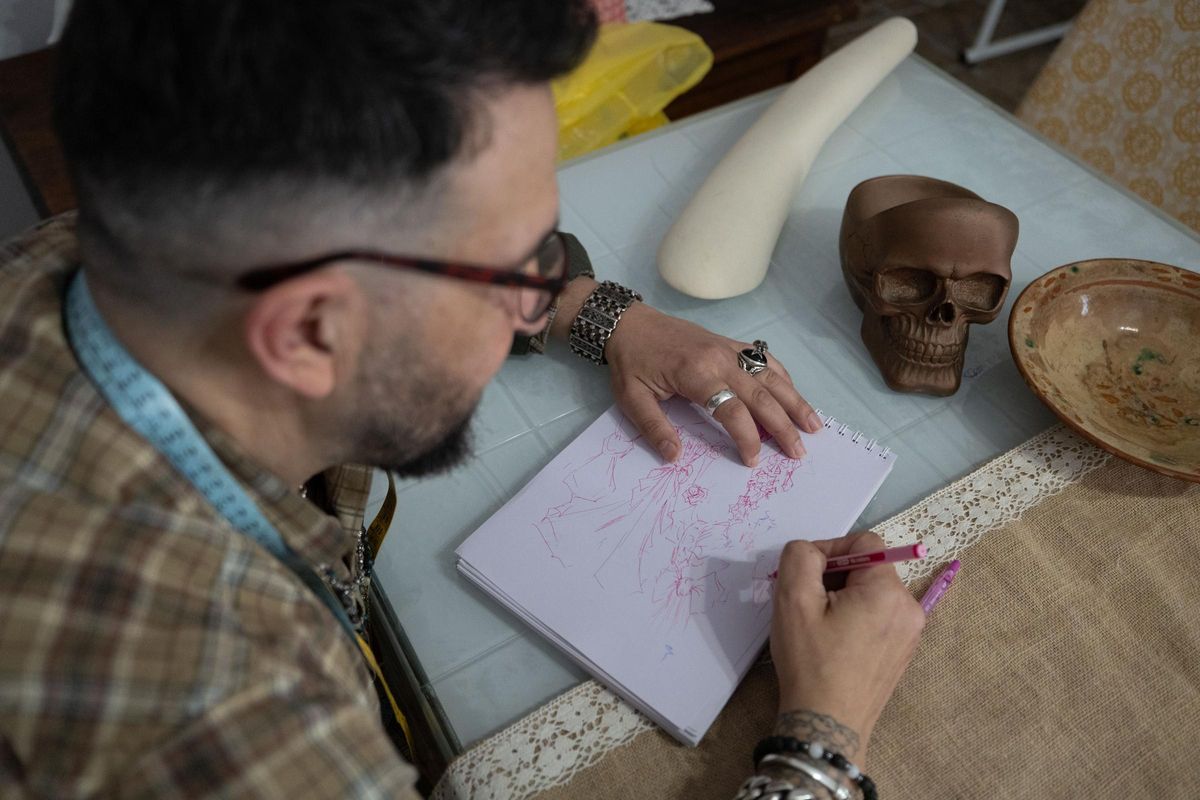 Tony Bonet, trabajando en su taller