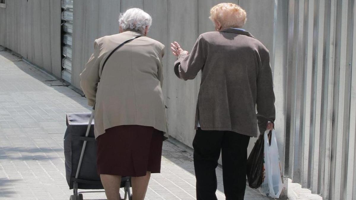 Dos mujeres mayores pasean por la calle en una imagen de archivo.
