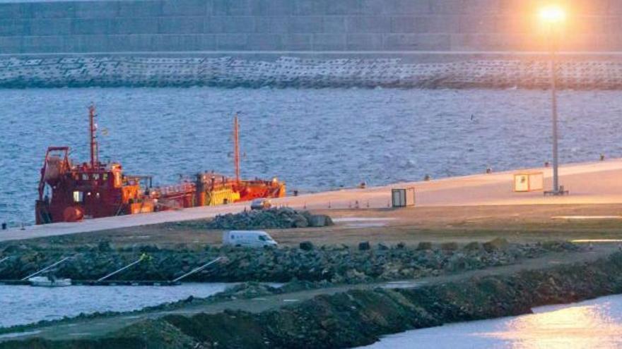 El buque anticontaminación &#039;Urania Mella&#039;, amarrado en el muelle transversal de punta Langosteira. / 13fotos