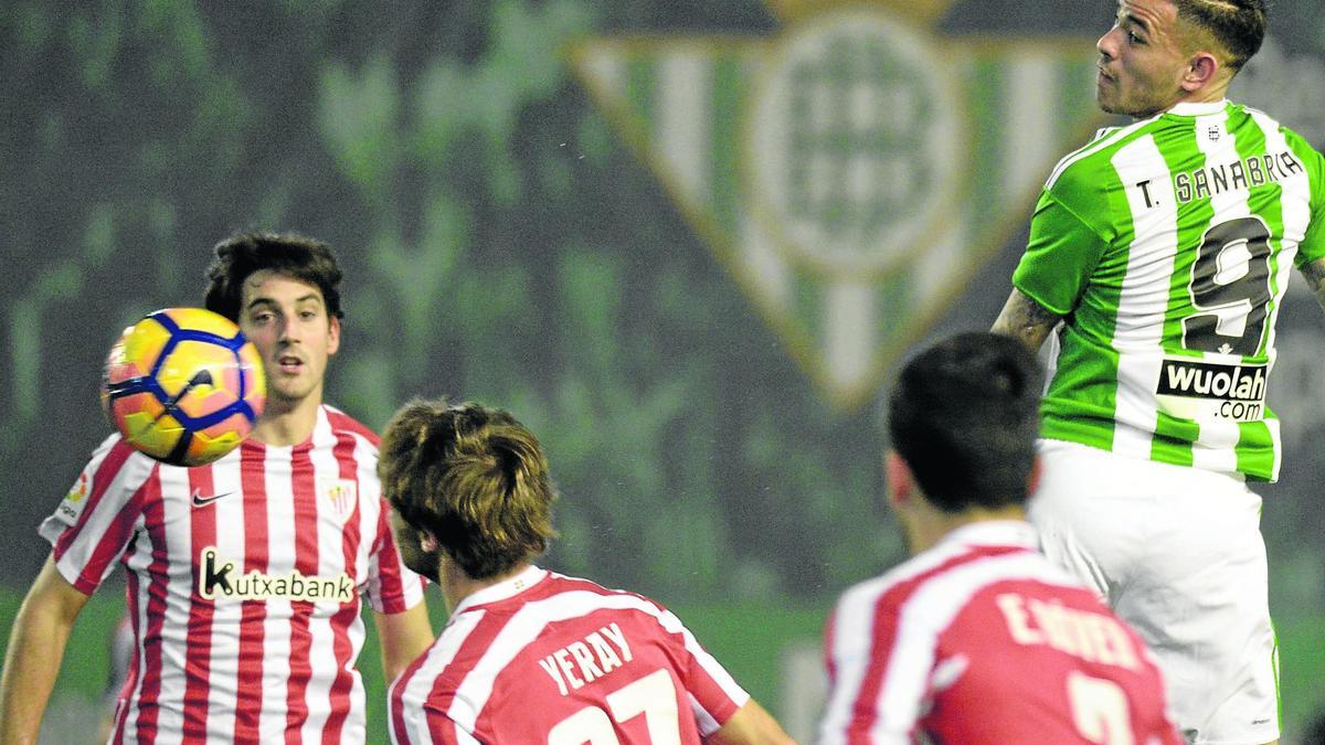 Sanabria remata un balón en el encuentro de ayer. / Manuel Gómez