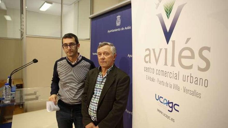 El concejal de Promoción de Ciudad, Manuel Campa, y el presidente de la UCAYC, José Manuel García, junto al logo de la campaña.