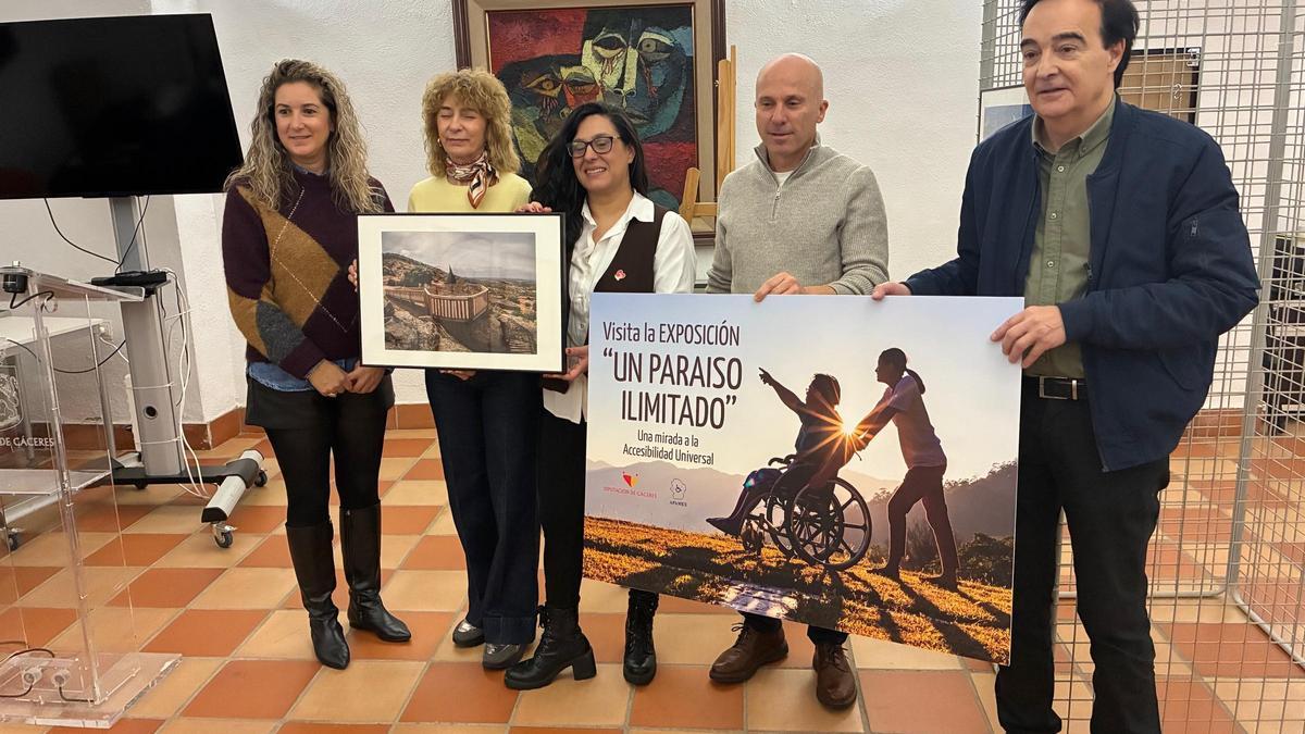 Sheila Martín, diputada, y Esther Labrador, ganadora, con la obra vencedora.